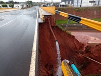 Trecho da rodovia Péricles Belini precisou ser interditado após deslisamento de um barranco (Foto: Defesa Civil)