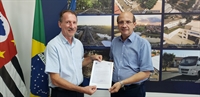 A notícia positiva foi recebida nesta quarta-feira; prefeito João Dado e Chefe da Agência, Domingos Rodrigues (Foto: Prefeitura de Votuporanga)