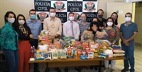 Policiais civis de Votuporanga fizeram uma campanha interna de arrecadação de alimentos. As doações foram entregues à ‘Votu Solidária’ (Foto: Polícia Civil)