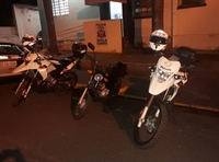 O veículo foi conduzido para a Central de Flagrantes, onde em contato com a vítima, a mesma foi até o local e reconheceu a moto como sendo sua (Foto: Divulgação/Polícia Militar)