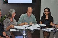  Os contratos foram assinados na manhã de ontem no Gabinete do prefeito João Dado (Foto: Gabriele Reginaldo/A Cidade)
