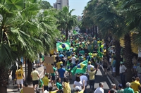 Manifestantes lotaram a rua Amazonas, no Centro
