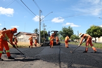 Três equipes de recapeamento trabalham simultaneamente pela cidade para agilizar a recuperação das ruas de Votuporanga (Foto: Prefeitura de Votuporanga)