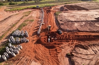 Finaliza a etapa de drenagem, será instalada a rede de água e posteriormente será iniciada a construção das 185 casas (Foto: Prefeitura de Votuporanga)