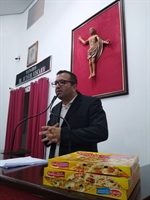 O vereador Cabo Renato Abdala levou pizzas para Câmara Municipal e subiu o tom dizendo que vereadores têm preço (Foto: Assessoria)
