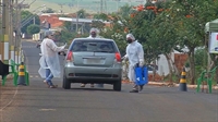 Barreira sanitária foi instalada na entrada de Gastão Vidigal — Foto: Reprodução/TV TEM