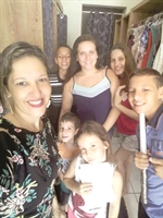 Com 44 anos, ela é mãe de seis filhos entre 23 e cinco anos de idade, sendo quatro biológicos e dois adotivos