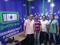 Matheus Rodero, Márcio Garcia, Alessandro Possoni e Tiago Mariano comemoram o sucesso da Guichê Web