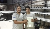 Eduardo (chefe) e Franco com a documentação do carro novo (Foto: Reprodução/ Cristales Fonseca/Facebook)