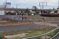 A rodovia segue interditada e a expectativa do DER é que a ponte seja liberada neste mês (Foto: Gabriele Reginaldo/A Cidade)