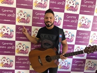 Rodrigo Olih esteve nos estúdios da Cidade FM na manhã de ontem para divulgar seu novo trabalho (Foto: A Cidade)