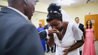 O sonho de Daniele Reis era se casar na igreja. Ela realizou seu sonho com direito a vestido brando e véu — Foto: Marcos Serra Lima/G1