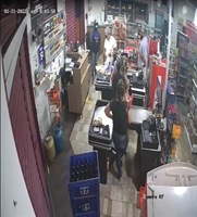 Câmeras de segurança registraram a ação criminosa dentro do supermercado e o bandido, agora, foi condenado a 12 anos de prisão (Foto: Câmeras de Segurança)