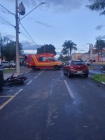 Carro invade a contramão e bate de frente com moto na avenida do Assary