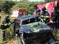  Automóvel saiu da pista e capotou próximo ao distrito de Simonsen