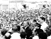 Comício do governador Adhemar de Barros, na praça central, nos anos 50. O grande líder político era conduzido na cidade pelo Capitão Almeida. Hoje “os presidenciáveis” tem Rio Preto como fim de linha (Foto: Arquivo)