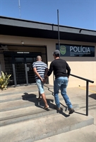 O acusado foi conduzido até a sede da Polícia Civil de Valentim Gentil, onde foi colocado à disposição da Justiça (Foto: Divulgação)