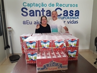 Os proprietários Luizinho e Rosana – Sem Miséria realizaram uma doação significativa de leite (Foto: Santa Casa)