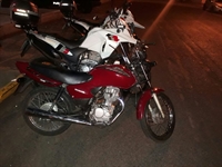 O infrator foi conduzido para a Central de Flagrantes, juntamente com a motocicleta (Foto: Divulgação/Polícia Militar)