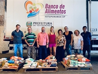 400 quilos de alimentos não perecíveis, foram arrecadados durante o trote solidário (Foto: Prefeitura de Votuporanga)