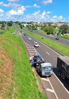 Carro sai da pista após tentativa de ultrapassagem em Votuporanga