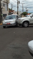 A ocorrência envolveu dois carros e ninguém ficou ferido (Foto: Jornal A Cidade)