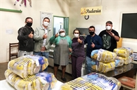 O Rotary Clube ‘8 de Agosto’ entregou ontem 12 cestas básicas para o Centro Espírita Bezerra de Menezes (Foto: Divulgação)