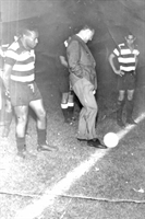 Fifi, recepciona o governador de SP Adhemar de Barros, para o pontapé inicial, na inauguração da iluminação do estádio Barão da Serra Negra, em Piracicaba. A foto é dos anos 60. (Foto: Arquivo Pessoal)