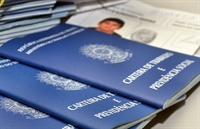 Os interessados devem comparecer nos postos levando carteira profissional, CPF, RG e o número do PIS (Foto: Reprodução)