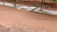 A Prefeitura garantiu ainda que o plantio de grama que solucionará a movimentação natural de terras decorrente das chuvas já está em execução (Foto: Reprodução/Facebook)