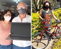 Os vizinhos Ivanir Garcia Marcelino Lopes e Marcelo Cortez, que também contribuem na conta de água com a Instituição, ganharam uma bicicleta cada um (Foto: Santa Casa)