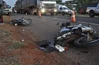 Acidente entre caminhão e três motos deixa motociclistas feridos na Euclides da Cunha