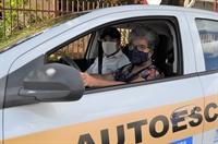 Lázara Carvalho, aos 57 anos, voltou para as aulas práticas após dois meses de paralisação (Foto: A Cidade)