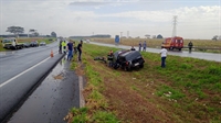 Escrivã da delegacia de Cosmorama perdeu o controle da viatura, que capotou e foi parar no canteiro da rodovia (Foto: A Cidade)