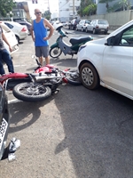 Com o impacto, o motociclista caiu e sofreu ferimentos na região do abdômen (Foto: A Cidade)