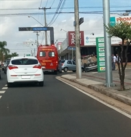 Colisão entre carros deixa dois feridos na avenida João Bernardino Seixas Ribeiro