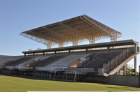 Sem iluminação e com as arquibancadas ainda vazias, a Votuporanguense optou por não mudar os horários dos jogos na Arena Plínio Marin (Foto: A Cidade)