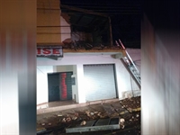 Um explosivo teria provocado a queda de parte da fachada da DISE (Foto: Região Noroeste)