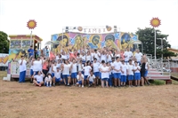 Grupo de alunos e colaboradores no Kid Play Center Park (Foto: Paulo Zapparoli)