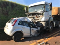 Carro foi parar embaixo de caminhão em Rubinéia (Foto: Arquivo pessoal)