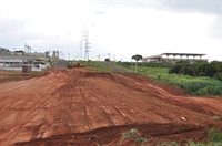 Máquinas já trabalham no aterramento para a interligação das avenidas Mário Pozzobon, Horácio dos Santos e Sebastião Vaz de Oliveira (Foto: A Cidade)