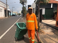 Gari de Votuporanga reclama da sujeira de santinhos nas ruas (Foto: Jornal A Cidade)