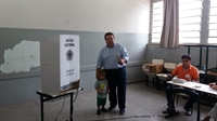 Carlão votou na Escola Estadual Doutor José Manoel Lobo (Foto: Daniel Castro/A Cidade)