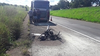 A moto ainda foi arrastada cerca de 300 metros e pegou fogo (Foto: A Cidade)