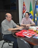 Prefeito João Dado e Rolandinho, presidente do PSD local;  o chefe do Poder Executivo Municipal deixou o Solidariedade (Foto: Prefeitura de Votuporanga)