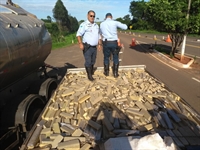 O caminhão-tanque carregado com quase 12 toneladas de maconha tombou fora da rodovia MS-377 (Foto: Arquivo Pessoal)