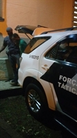 A equipe da Força Tática da Polícia Militar de Votuporanga prendeu um jovem com mandado de prisão em seu desfavor na quinta-feira (26) (Foto: Divulgação/Polícia Militar)