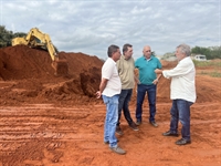 O prefeito Jorge Seba visitou a obra acompanhado dos vereadores Professor Djalma, Valdecir Lio e Serginho da Farmácia (Foto: Prefeitura de Votuporanga)