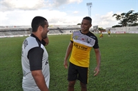 Técnico Marcelo Henrique e Anderson Cavalo brincam em bate-papo após o treino de sexta-feira no Plínio Marin