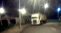 Um morador enviou fotos do momento da retirada de parte dos materiais na avenida